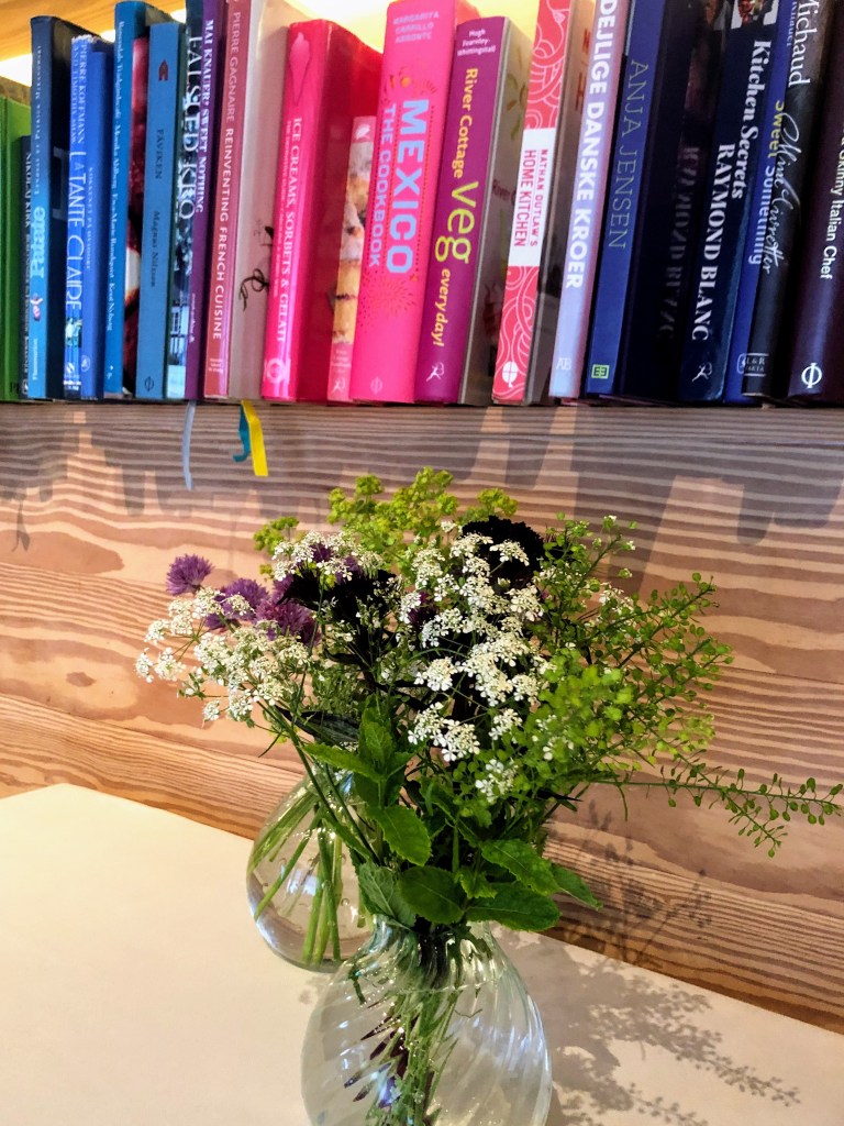 Stylish Henne bookshelf